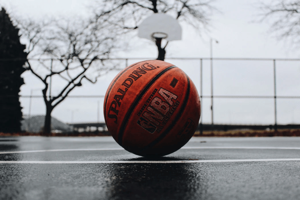 Amusez-vous-dehors-ou-à-l’intérieur-en-jouant-au-ballon-de-basket